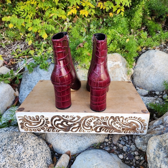 Gorgeous Marc Fisher LTD Croc Embossed Booties - Picture 6 of 8